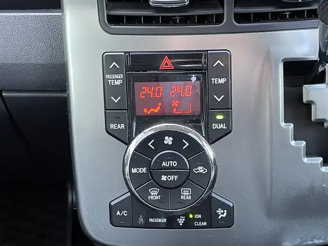 トヨタ ヴォクシー ZS 煌Ⅲ 道央・札幌 2013(平25)年 11.4万km ブラック ４WD/ワンオーナー/寒冷地仕様/純正ディーラーOPナビ/CD/DVD/BT/フルセグ/バックカメラ/センターデフロック/ワイパーデアイサー/両側パワースライドドア/ハーフレザーシート/革巻きステアリング/ステアリングリモコン/パドルシフト/MTモード付AT/プッシュスタート/スマートキー/HIDヘッドライト/オートライト/フォグランプ/電動格納ミラー/ウィンカーミラー/純正フロアマット/ドアバイザー/スペアキー/社外エンジンスターター/社外AW付冬タイヤ積込/195/65/R15/2022年/山6mm