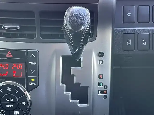 トヨタ ヴォクシー ZS 煌Ⅲ 道央・札幌 2013(平25)年 11.4万km ブラック ４WD/ワンオーナー/寒冷地仕様/純正ディーラーOPナビ/CD/DVD/BT/フルセグ/バックカメラ/センターデフロック/ワイパーデアイサー/両側パワースライドドア/ハーフレザーシート/革巻きステアリング/ステアリングリモコン/パドルシフト/MTモード付AT/プッシュスタート/スマートキー/HIDヘッドライト/オートライト/フォグランプ/電動格納ミラー/ウィンカーミラー/純正フロアマット/ドアバイザー/スペアキー/社外エンジンスターター/社外AW付冬タイヤ積込/195/65/R15/2022年/山6mm