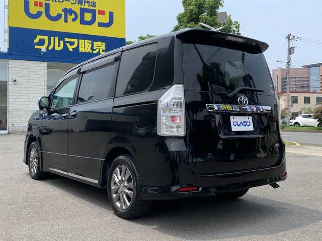 トヨタ ヴォクシー ZS 煌Ⅱ 福井県 2012(平24)年 9.4万km ブラック (株)IDOMが運営する【じしゃロン福井店】の自社ローン専用車両になりますこちらは現金またはオートローンご利用時の価格です。自社ローンご希望の方は別途その旨お申付け下さい/純正ナビ/Bluetooth/CD/DVD/フルセグTV/両側パワースライドドア/ウォークスルー/オートライト/フォグライト/ETC/純正アルミホイール/ドアバイザー/パドルシフト/プッシュスタート/スマートキー/取扱説明書