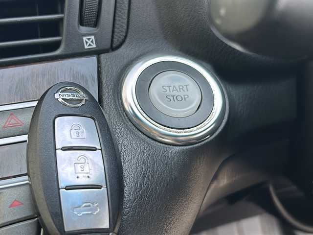 日産 フーガ ハイブリッド 埼玉県 2012(平24)年 8万km クリスタルホワイトパール (株)IDOMが運営する【じしゃロン熊谷店】の自社ローン専用車両になりますこちらは現金またはオートローンご利用時の価格です。自社ローンご希望の方は別途その旨お申付け下さい/純正ナビ　/フルセグTV/バックカメラ　/オートエアコン　/MTモード付シフト　/前席シートヒーター/エアーシート/ステアリングスイッチ　/クルーズコントロール　/プッシュスタート　/ビルトインETC　/レザーシート　/サンルーフ
