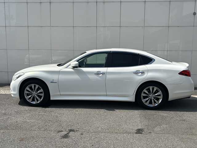 日産 フーガ ハイブリッド 埼玉県 2012(平24)年 8万km クリスタルホワイトパール (株)IDOMが運営する【じしゃロン熊谷店】の自社ローン専用車両になりますこちらは現金またはオートローンご利用時の価格です。自社ローンご希望の方は別途その旨お申付け下さい/純正ナビ　/フルセグTV/バックカメラ　/オートエアコン　/MTモード付シフト　/前席シートヒーター/エアーシート/ステアリングスイッチ　/クルーズコントロール　/プッシュスタート　/ビルトインETC　/レザーシート　/サンルーフ