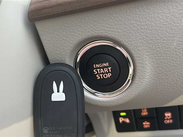 スズキ ラパン ＬＣ X 茨城県 2025(令7)年 0.1千km フォーンベージュメタリック/アーバンブラウン 2トーン 登録済み未使用車/スズキセーフティサポート/ディスプレイオーディオ/-Bluetooth USB入力端子/バックカメラ/デュアルカメラブレーキサポート/車線逸脱警報/横滑り防止装置/LEDオートライト/オートマチックハイビーム/前席シートヒーター/純正14インチアルミホイール/USB電源ソケット/アイドリングストップ/スマートキー/取扱説明書 保証書付き整備手帳