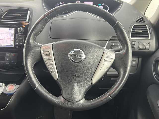 日産 セレナ ハイウェイS S HV Aセーフ 埼玉県 2015(平27)年 5.5万km ブルームーンホワイトP 純正ナビ/・Bluetooth/・CD/DVD/・フルセグテレビ/全方位モニター/クルーズコントロール/衝突軽減ブレーキ/レーンキープアシスト/前後コーナーセンサー/オートライト/ＥＴＣ/スマートキー