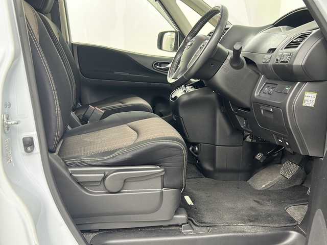 日産 セレナ ハイウェイS S HV Aセーフ 埼玉県 2015(平27)年 5.5万km ブルームーンホワイトP 純正ナビ/・Bluetooth/・CD/DVD/・フルセグテレビ/全方位モニター/クルーズコントロール/衝突軽減ブレーキ/レーンキープアシスト/前後コーナーセンサー/オートライト/ＥＴＣ/スマートキー