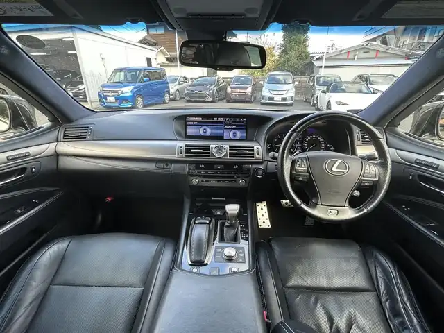 レクサス ＬＳ 460 Fスポーツ 東京都 2013(平25)年 15万km ソニックシルバー 純正フルセグTVナビ/(Bluetooth/AUX/USB)/純正19インチアルミホイール/純正フロアマット/サンルーフ/パワーシート（前席）/ビルトインETC/電子制御エアサスペンション/ドライブレコーダー（前）/SNOWモード/クルーズコントロール/レザーシート/エアシート（前席）/ドアバイザー/パドルシフト/ハンドルヒーター/横滑り防止装置/オートライト/オートマチックハイビーム/コーナーセンサー（前後）/衝突被害軽減システム/スマートキー/保証書/取説書