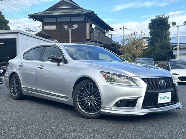 レクサス ＬＳ 460 Fスポーツ 東京都 2013(平25)年 15万km ソニックシルバー 純正フルセグTVナビ/(Bluetooth/AUX/USB)/純正19インチアルミホイール/純正フロアマット/サンルーフ/パワーシート（前席）/ビルトインETC/電子制御エアサスペンション/ドライブレコーダー（前）/SNOWモード/クルーズコントロール/レザーシート/エアシート（前席）/ドアバイザー/パドルシフト/ハンドルヒーター/横滑り防止装置/オートライト/オートマチックハイビーム/コーナーセンサー（前後）/衝突被害軽減システム/スマートキー/保証書/取説書