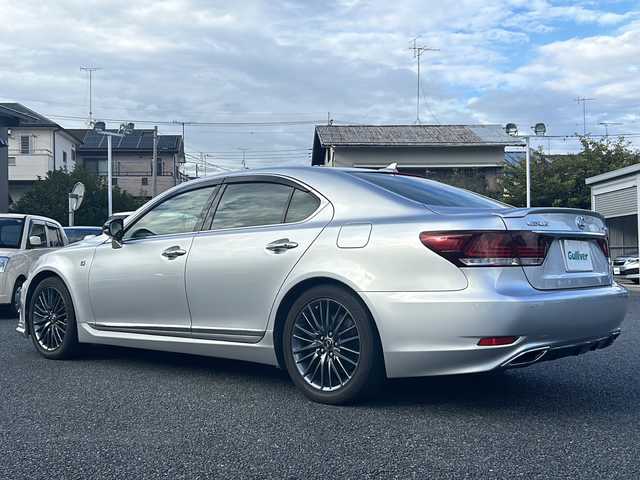 レクサス ＬＳ 460 Fスポーツ 東京都 2013(平25)年 15万km ソニックシルバー 純正フルセグTVナビ/(Bluetooth/AUX/USB)/純正19インチアルミホイール/純正フロアマット/サンルーフ/パワーシート（前席）/ビルトインETC/電子制御エアサスペンション/ドライブレコーダー（前）/SNOWモード/クルーズコントロール/レザーシート/エアシート（前席）/ドアバイザー/パドルシフト/ハンドルヒーター/横滑り防止装置/オートライト/オートマチックハイビーム/コーナーセンサー（前後）/衝突被害軽減システム/スマートキー/保証書/取説書
