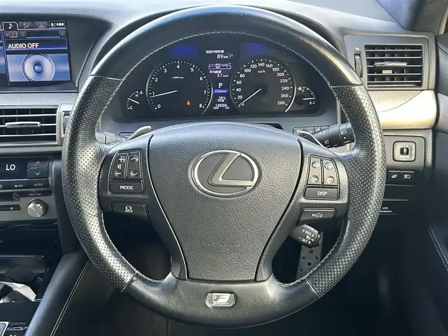 レクサス ＬＳ 460 Fスポーツ 東京都 2013(平25)年 15万km ソニックシルバー 純正フルセグTVナビ/(Bluetooth/AUX/USB)/純正19インチアルミホイール/純正フロアマット/サンルーフ/パワーシート（前席）/ビルトインETC/電子制御エアサスペンション/ドライブレコーダー（前）/SNOWモード/クルーズコントロール/レザーシート/エアシート（前席）/ドアバイザー/パドルシフト/ハンドルヒーター/横滑り防止装置/オートライト/オートマチックハイビーム/コーナーセンサー（前後）/衝突被害軽減システム/スマートキー/保証書/取説書