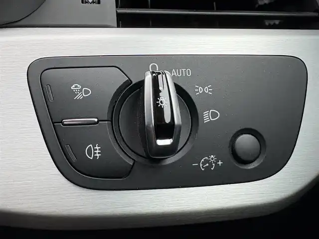 アウディ Ａ４ 2．0 TFSI クワトロ 大分県 2017(平29)年 4.5万km 黒 ・ナビ(CD/DVD/SD/USB/AUX)/・バックカメラ/・フルセグテレビ/・衝突軽減ブレーキ/・コーナーセンサー/・レーダークルーズコントロール/・パワーシート/・シートヒーター/・ブレーキホールド/・パーキングアシスト/・パドルシフト/・置くだけ充電/・インナーミラー型ドライブレコーダー/・ETC/・純正アルミホイール