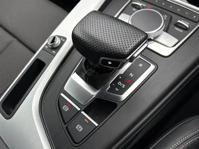 アウディ Ａ４ 2．0 TFSI クワトロ 大分県 2017(平29)年 4.5万km 黒 ・ナビ(CD/DVD/SD/USB/AUX)/・バックカメラ/・フルセグテレビ/・衝突軽減ブレーキ/・コーナーセンサー/・レーダークルーズコントロール/・パワーシート/・シートヒーター/・ブレーキホールド/・パーキングアシスト/・パドルシフト/・置くだけ充電/・インナーミラー型ドライブレコーダー/・ETC/・純正アルミホイール
