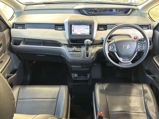 ホンダ フリード G ホンダセンシング 静岡県 2016(平28)年 5.2万km コバルトブルーパール 純正メモリナビ/・CD/・DVD/・フルセグＴＶ/・Bluetooth/・AM/・FM/主要装備/・両側パワスラ/・衝突軽減/・レーンキープ/・追従クルコン/・バックカメラ/・ETC/・LEDヘッドライト/・オートライト/・ステリモ/・スマートキー/・プッシュスタート/・純正フロアマット/・レザー調シートカバー