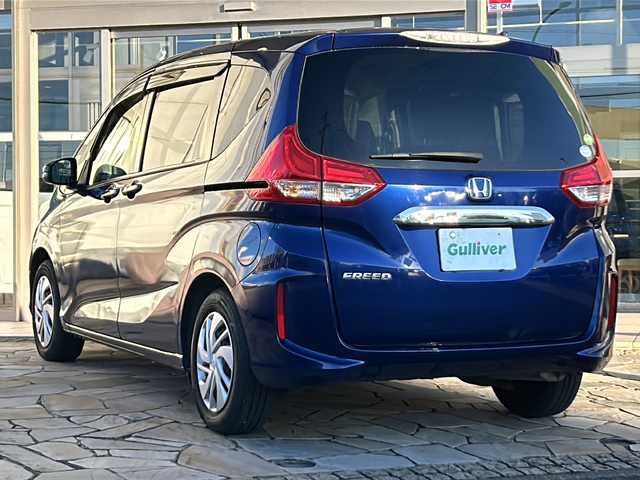 ホンダ フリード G ホンダセンシング 静岡県 2016(平28)年 5.2万km コバルトブルーパール 純正メモリナビ/・CD/・DVD/・フルセグＴＶ/・Bluetooth/・AM/・FM/主要装備/・両側パワスラ/・衝突軽減/・レーンキープ/・追従クルコン/・バックカメラ/・ETC/・LEDヘッドライト/・オートライト/・ステリモ/・スマートキー/・プッシュスタート/・純正フロアマット/・レザー調シートカバー