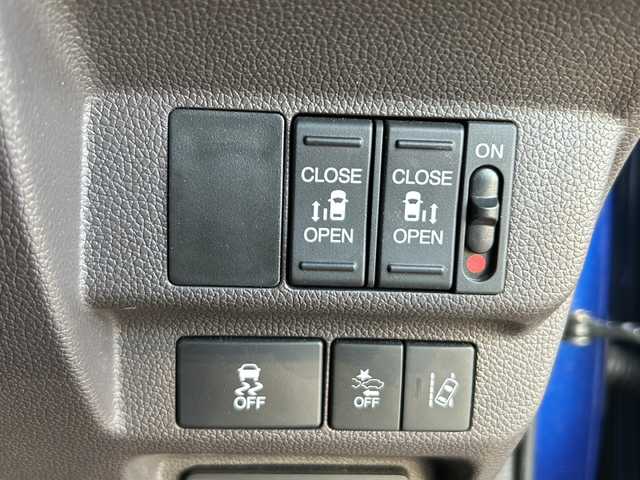 ホンダ フリード G ホンダセンシング 静岡県 2016(平28)年 5.2万km コバルトブルーパール 純正メモリナビ/・CD/・DVD/・フルセグＴＶ/・Bluetooth/・AM/・FM/主要装備/・両側パワスラ/・衝突軽減/・レーンキープ/・追従クルコン/・バックカメラ/・ETC/・LEDヘッドライト/・オートライト/・ステリモ/・スマートキー/・プッシュスタート/・純正フロアマット/・レザー調シートカバー