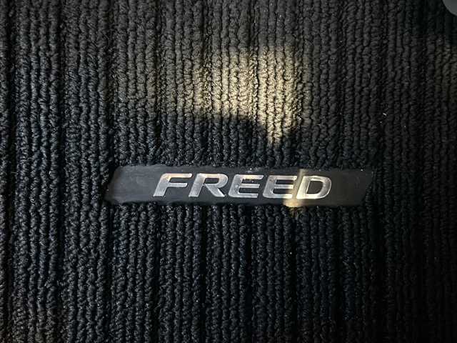 ホンダ フリード G ホンダセンシング 静岡県 2016(平28)年 5.2万km コバルトブルーパール 純正メモリナビ/・CD/・DVD/・フルセグＴＶ/・Bluetooth/・AM/・FM/主要装備/・両側パワスラ/・衝突軽減/・レーンキープ/・追従クルコン/・バックカメラ/・ETC/・LEDヘッドライト/・オートライト/・ステリモ/・スマートキー/・プッシュスタート/・純正フロアマット/・レザー調シートカバー