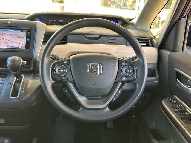 ホンダ フリード G ホンダセンシング 静岡県 2016(平28)年 5.2万km コバルトブルーパール 純正メモリナビ/・CD/・DVD/・フルセグＴＶ/・Bluetooth/・AM/・FM/主要装備/・両側パワスラ/・衝突軽減/・レーンキープ/・追従クルコン/・バックカメラ/・ETC/・LEDヘッドライト/・オートライト/・ステリモ/・スマートキー/・プッシュスタート/・純正フロアマット/・レザー調シートカバー