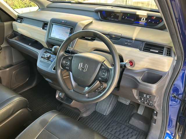 ホンダ フリード G ホンダセンシング 静岡県 2016(平28)年 5.2万km コバルトブルーパール 純正メモリナビ/・CD/・DVD/・フルセグＴＶ/・Bluetooth/・AM/・FM/主要装備/・両側パワスラ/・衝突軽減/・レーンキープ/・追従クルコン/・バックカメラ/・ETC/・LEDヘッドライト/・オートライト/・ステリモ/・スマートキー/・プッシュスタート/・純正フロアマット/・レザー調シートカバー