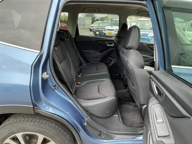 スバル フォレスター プレミアム 青森県 2020(令2)年 3.1万km ホライゾンブルーP ・4WD/・純正フルセグナビTV(CN-LR840DFD)/・CD/DVD/SD/BT/TV/・サイド/バックカメラ/・追従型クルーズコントロール/・衝突被害軽減ブレーキ/・車線逸脱警報/・ブラインドスポットモニター/・横滑り抑制装置/・ルーフレール/・ハーフレザーシート/・全席シートヒーター/・前席パワーシート/・ETC/・パドルシフト/・パドルシフト/・ステアリングヒーター/・電動パーキングブレーキスイッチ/・オートワイパー/・オートライト/・LEDライト/・フォグランプ/・スマートキー/・プッシュスタート/・アイドリングストップ/・純正18インチAW/・ドアバイザー/・純正フロアマット/・スペアキー×1