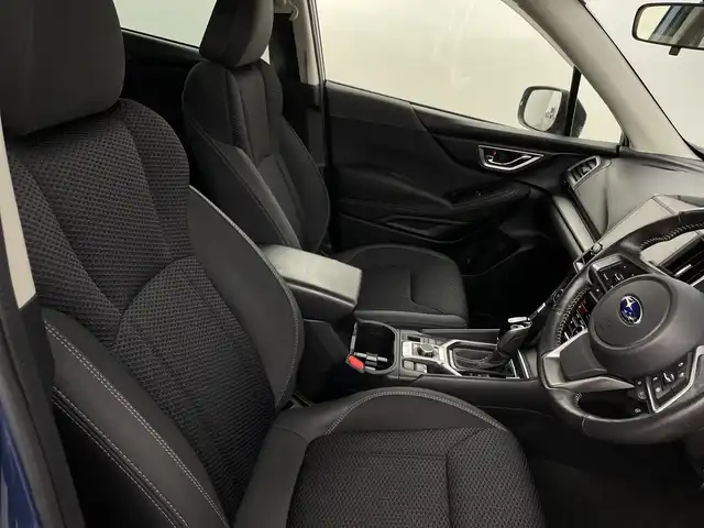 スバル フォレスター プレミアム 新潟県 2020(令2)年 3.1万km ホライゾンブルーP ・4WD/・純正フルセグナビTV(CN-LR840DFD)/・CD/DVD/SD/BT/TV/・サイド/バックカメラ/・追従型クルーズコントロール/・衝突被害軽減ブレーキ/・車線逸脱警報/・ブラインドスポットモニター/・横滑り抑制装置/・ルーフレール/・ハーフレザーシート/・全席シートヒーター/・前席パワーシート/・ETC/・パドルシフト/・パドルシフト/・ステアリングヒーター/・電動パーキングブレーキスイッチ/・オートワイパー/・オートライト/・LEDライト/・フォグランプ/・スマートキー/・プッシュスタート/・アイドリングストップ/・純正18インチAW/・ドアバイザー/・純正フロアマット/・スペアキー×1