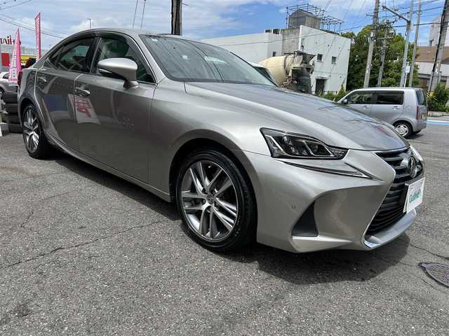 レクサス ＩＳ 300h バージョンL 愛知県 2019(平31)年 6.2万km ソニックチタニウム 純正ナビ/フルセグテレビ/Bluetooth/シートヒーター/エアーシート/純正アルミホイール/パワーシート　D席、助手席/レーダークルーズコントロール/BSM/レザーシート/LDA ステアリング制御機能つき/バックカメラ/クリアランスナー/ステアリングヒーター/オートハイビーム/オートライト/ビルトインETC2.0/ステアリングヒーター/取説、保証書、スペアキー（スマート、カード）