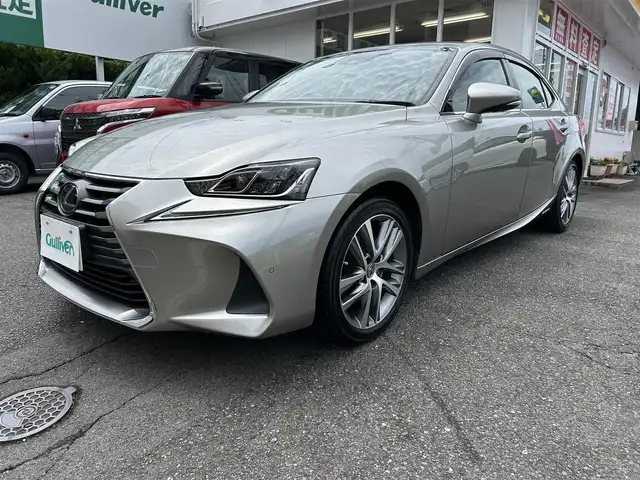 レクサス ＩＳ 300h バージョンL 愛知県 2019(平31)年 6.2万km ソニックチタニウム 純正ナビ/フルセグテレビ/Bluetooth/シートヒーター/エアーシート/純正アルミホイール/パワーシート　D席、助手席/レーダークルーズコントロール/BSM/レザーシート/LDA ステアリング制御機能つき/バックカメラ/クリアランスナー/ステアリングヒーター/オートハイビーム/オートライト/ビルトインETC2.0/ステアリングヒーター/取説、保証書、スペアキー（スマート、カード）