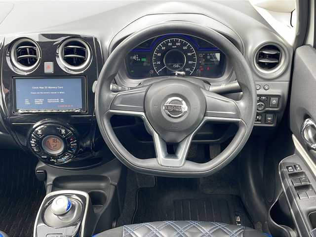 日産 ノート e－パワー X 三重県 2017(平29)年 4.6万km ブリリアントホワイトパール 社外ナビ/バックカメラ/衝突軽減ブレーキ/レーンキープアシスト/コーナーセンサー/前後ドライブレコーダー/スペアキー/オートライト/LEDヘッドライト/電動格納ミラー/ETC/電動格納ミラー/禁煙車