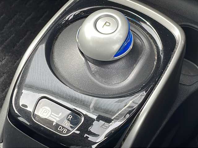 日産 ノート e－パワー X 三重県 2017(平29)年 4.6万km ブリリアントホワイトパール 社外ナビ/バックカメラ/衝突軽減ブレーキ/レーンキープアシスト/コーナーセンサー/前後ドライブレコーダー/スペアキー/オートライト/LEDヘッドライト/電動格納ミラー/ETC/電動格納ミラー/禁煙車