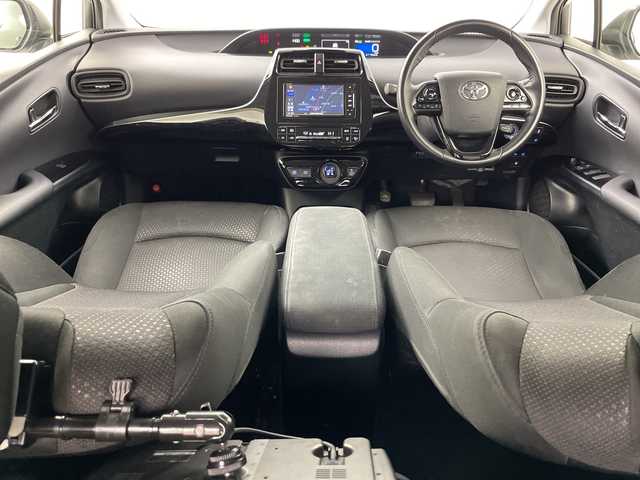 トヨタ プリウス SセーフティプラスⅡ 道央・札幌 2020(令2)年 7.8万km プラチナホワイトパールマイカ ・4WD/・社外ナビ＆TV＆BT＆CD＆DVD/・バックカメラ/・後席用モニター/・寒冷地仕様/・トヨタセーフティセンス/・レーントレーシングアシスト/・ブラインドスポットモニター/・アクティブクルーズコントロール/・横滑り防止装置/・AC100V/1500W/・フロントワイパーデアイサー/・ドアミラーヒーター/・オートマチックハイビーム/・LEDヘッドライト/・社外AW付冬タイヤ積載