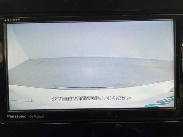 トヨタ プリウス SセーフティプラスⅡ 道央・札幌 2020(令2)年 7.8万km プラチナホワイトパールマイカ ・4WD/・社外ナビ＆TV＆BT＆CD＆DVD/・バックカメラ/・後席用モニター/・寒冷地仕様/・トヨタセーフティセンス/・レーントレーシングアシスト/・ブラインドスポットモニター/・アクティブクルーズコントロール/・横滑り防止装置/・AC100V/1500W/・フロントワイパーデアイサー/・ドアミラーヒーター/・オートマチックハイビーム/・LEDヘッドライト/・社外AW付冬タイヤ積載