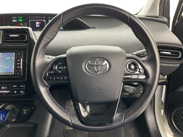 トヨタ プリウス SセーフティプラスⅡ 道央・札幌 2020(令2)年 7.8万km プラチナホワイトパールマイカ ・4WD/・社外ナビ＆TV＆BT＆CD＆DVD/・バックカメラ/・後席用モニター/・寒冷地仕様/・トヨタセーフティセンス/・レーントレーシングアシスト/・ブラインドスポットモニター/・アクティブクルーズコントロール/・横滑り防止装置/・AC100V/1500W/・フロントワイパーデアイサー/・ドアミラーヒーター/・オートマチックハイビーム/・LEDヘッドライト/・社外AW付冬タイヤ積載