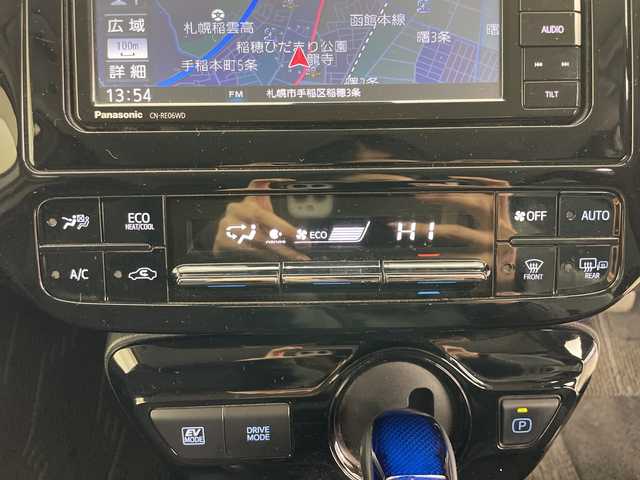 トヨタ プリウス SセーフティプラスⅡ 道央・札幌 2020(令2)年 7.8万km プラチナホワイトパールマイカ ・4WD/・社外ナビ＆TV＆BT＆CD＆DVD/・バックカメラ/・後席用モニター/・寒冷地仕様/・トヨタセーフティセンス/・レーントレーシングアシスト/・ブラインドスポットモニター/・アクティブクルーズコントロール/・横滑り防止装置/・AC100V/1500W/・フロントワイパーデアイサー/・ドアミラーヒーター/・オートマチックハイビーム/・LEDヘッドライト/・社外AW付冬タイヤ積載