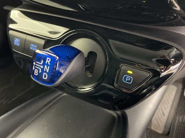 トヨタ プリウス SセーフティプラスⅡ 道央・札幌 2020(令2)年 7.8万km プラチナホワイトパールマイカ ・4WD/・社外ナビ＆TV＆BT＆CD＆DVD/・バックカメラ/・後席用モニター/・寒冷地仕様/・トヨタセーフティセンス/・レーントレーシングアシスト/・ブラインドスポットモニター/・アクティブクルーズコントロール/・横滑り防止装置/・AC100V/1500W/・フロントワイパーデアイサー/・ドアミラーヒーター/・オートマチックハイビーム/・LEDヘッドライト/・社外AW付冬タイヤ積載