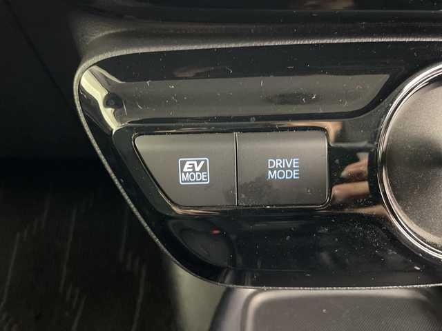 トヨタ プリウス SセーフティプラスⅡ 道央・札幌 2020(令2)年 7.8万km プラチナホワイトパールマイカ ・4WD/・社外ナビ＆TV＆BT＆CD＆DVD/・バックカメラ/・後席用モニター/・寒冷地仕様/・トヨタセーフティセンス/・レーントレーシングアシスト/・ブラインドスポットモニター/・アクティブクルーズコントロール/・横滑り防止装置/・AC100V/1500W/・フロントワイパーデアイサー/・ドアミラーヒーター/・オートマチックハイビーム/・LEDヘッドライト/・社外AW付冬タイヤ積載