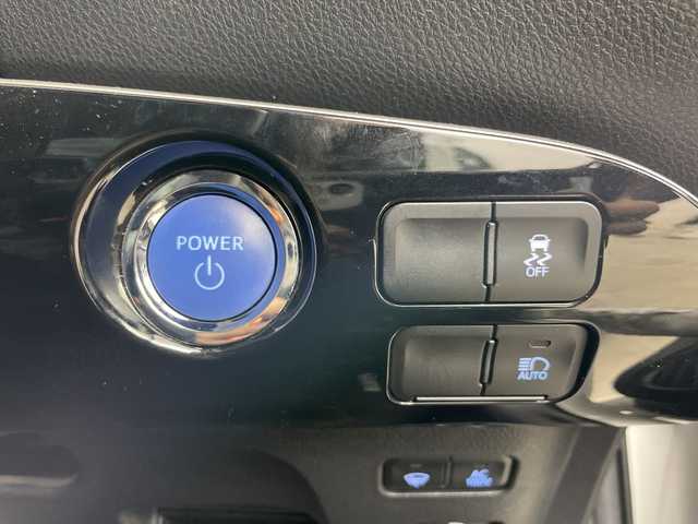 トヨタ プリウス SセーフティプラスⅡ 道央・札幌 2020(令2)年 7.8万km プラチナホワイトパールマイカ ・4WD/・社外ナビ＆TV＆BT＆CD＆DVD/・バックカメラ/・後席用モニター/・寒冷地仕様/・トヨタセーフティセンス/・レーントレーシングアシスト/・ブラインドスポットモニター/・アクティブクルーズコントロール/・横滑り防止装置/・AC100V/1500W/・フロントワイパーデアイサー/・ドアミラーヒーター/・オートマチックハイビーム/・LEDヘッドライト/・社外AW付冬タイヤ積載