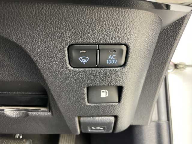 トヨタ プリウス SセーフティプラスⅡ 道央・札幌 2020(令2)年 7.8万km プラチナホワイトパールマイカ ・4WD/・社外ナビ＆TV＆BT＆CD＆DVD/・バックカメラ/・後席用モニター/・寒冷地仕様/・トヨタセーフティセンス/・レーントレーシングアシスト/・ブラインドスポットモニター/・アクティブクルーズコントロール/・横滑り防止装置/・AC100V/1500W/・フロントワイパーデアイサー/・ドアミラーヒーター/・オートマチックハイビーム/・LEDヘッドライト/・社外AW付冬タイヤ積載