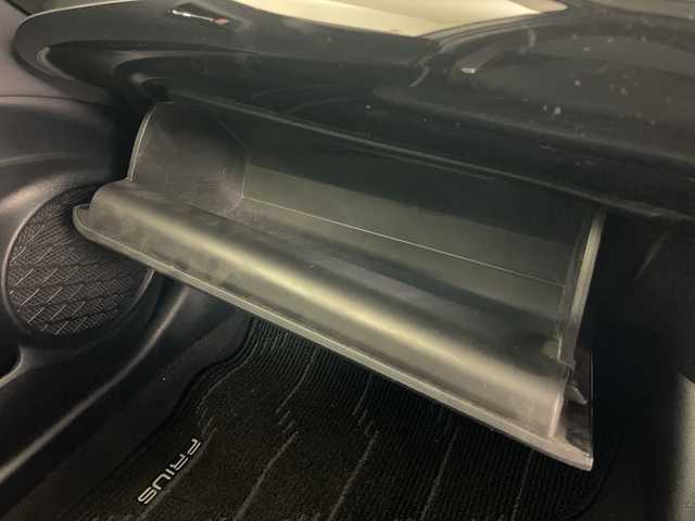 トヨタ プリウス SセーフティプラスⅡ 道央・札幌 2020(令2)年 7.8万km プラチナホワイトパールマイカ ・4WD/・社外ナビ＆TV＆BT＆CD＆DVD/・バックカメラ/・後席用モニター/・寒冷地仕様/・トヨタセーフティセンス/・レーントレーシングアシスト/・ブラインドスポットモニター/・アクティブクルーズコントロール/・横滑り防止装置/・AC100V/1500W/・フロントワイパーデアイサー/・ドアミラーヒーター/・オートマチックハイビーム/・LEDヘッドライト/・社外AW付冬タイヤ積載