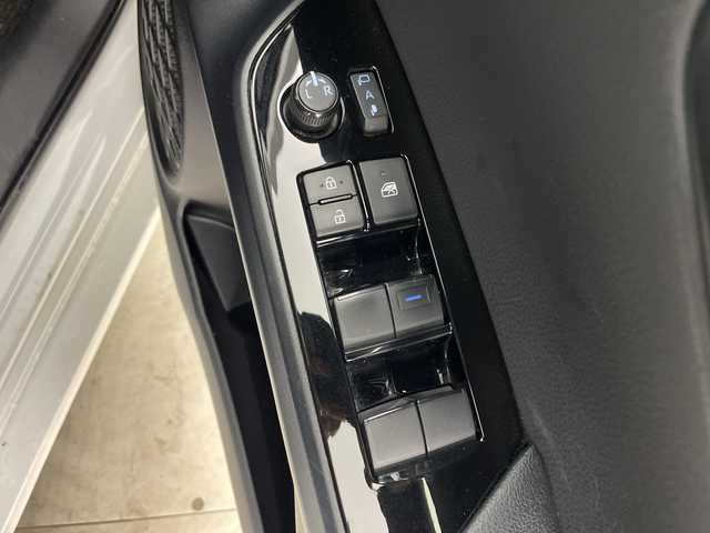 トヨタ プリウス SセーフティプラスⅡ 道央・札幌 2020(令2)年 7.8万km プラチナホワイトパールマイカ ・4WD/・社外ナビ＆TV＆BT＆CD＆DVD/・バックカメラ/・後席用モニター/・寒冷地仕様/・トヨタセーフティセンス/・レーントレーシングアシスト/・ブラインドスポットモニター/・アクティブクルーズコントロール/・横滑り防止装置/・AC100V/1500W/・フロントワイパーデアイサー/・ドアミラーヒーター/・オートマチックハイビーム/・LEDヘッドライト/・社外AW付冬タイヤ積載