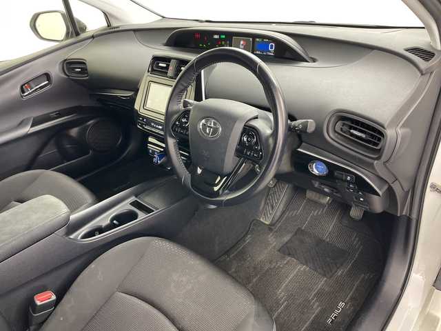 トヨタ プリウス SセーフティプラスⅡ 道央・札幌 2020(令2)年 7.8万km プラチナホワイトパールマイカ ・4WD/・社外ナビ＆TV＆BT＆CD＆DVD/・バックカメラ/・後席用モニター/・寒冷地仕様/・トヨタセーフティセンス/・レーントレーシングアシスト/・ブラインドスポットモニター/・アクティブクルーズコントロール/・横滑り防止装置/・AC100V/1500W/・フロントワイパーデアイサー/・ドアミラーヒーター/・オートマチックハイビーム/・LEDヘッドライト/・社外AW付冬タイヤ積載