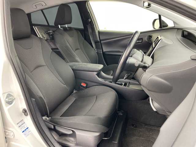 トヨタ プリウス SセーフティプラスⅡ 道央・札幌 2020(令2)年 7.8万km プラチナホワイトパールマイカ ・4WD/・社外ナビ＆TV＆BT＆CD＆DVD/・バックカメラ/・後席用モニター/・寒冷地仕様/・トヨタセーフティセンス/・レーントレーシングアシスト/・ブラインドスポットモニター/・アクティブクルーズコントロール/・横滑り防止装置/・AC100V/1500W/・フロントワイパーデアイサー/・ドアミラーヒーター/・オートマチックハイビーム/・LEDヘッドライト/・社外AW付冬タイヤ積載