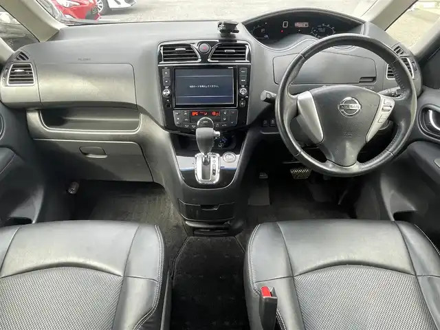 日産 セレナ ハイウェイS S HV Aセーフ 埼玉県 2014(平26)年 13万km ブリリアントホワイトパール (株)IDOMが運営する【じしゃロン鳩ヶ谷店】の自社ローン専用車両になりますこちらは現金またはオートローンご利用時の価格です。自社ローンご希望の方は別途その旨お申付け下さい/クロスギアパッケージ装着車/カプロンシート/純正SDナビ(品番:MM514D-L)/HDMI対応/ETC/アラウンドビューモニター/社外フリップダウンモニター(品番:EONON　L0512M)/エマージェンシーブレーキ/LDW(車線逸脱警報)/前後ドライブレコーダー(品番:DRV-MR745)/両側パワースライドドア/後席ロールサンシェード/電格ウインカーミラー/ドアバイザー/クロスギア純正16インチAW/革巻ステアリング/フォグランプ/背面テーブル×2/プッシュスタート/スマートキー/スペアキー×1/オートライト/アイドリングストップ