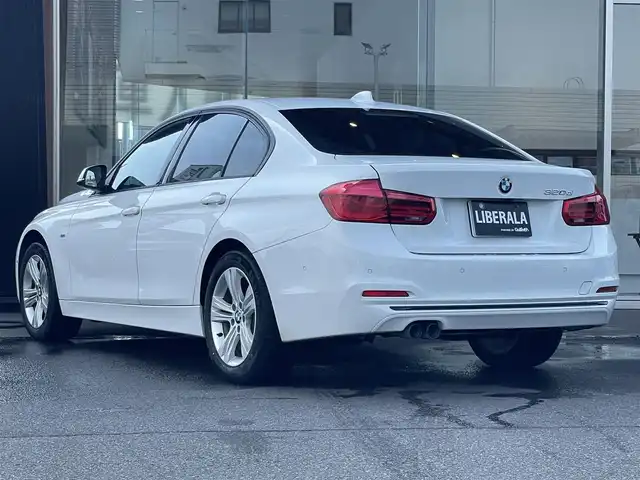 ＢＭＷ ３２０ｄ スポーツ 鹿児島県 2018(平30)年 5.6万km 白 禁煙車/純正ナビ/Bluetooth/CD/DVD/ETC/USB入力端子/クルーズコントロール/パワーシート/純正フロアマット/ドライブレコーダー/コーナーセンサー前後/横滑り防止装置/レーンキープアシスト/衝突被害軽減システム/保証書/取扱説明書