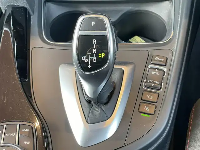 ＢＭＷ ３２０ｄ スポーツ 鹿児島県 2018(平30)年 5.6万km 白 禁煙車/純正ナビ/Bluetooth/CD/DVD/ETC/USB入力端子/クルーズコントロール/パワーシート/純正フロアマット/ドライブレコーダー/コーナーセンサー前後/横滑り防止装置/レーンキープアシスト/衝突被害軽減システム/保証書/取扱説明書