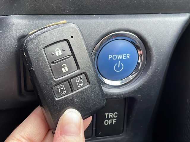 トヨタ ノア ハイブリッド G 沖縄県 2015(平27)年 18.5万km ボルドーマイカメタリック 純正ナビ・TV・Bluetooth・CD/DVD/バックカメラ/フリップダウンモニター/両側パワースライドドア/ETC/オートライト/LEDヘッドライト/シートヒーター/セーフティセンスC