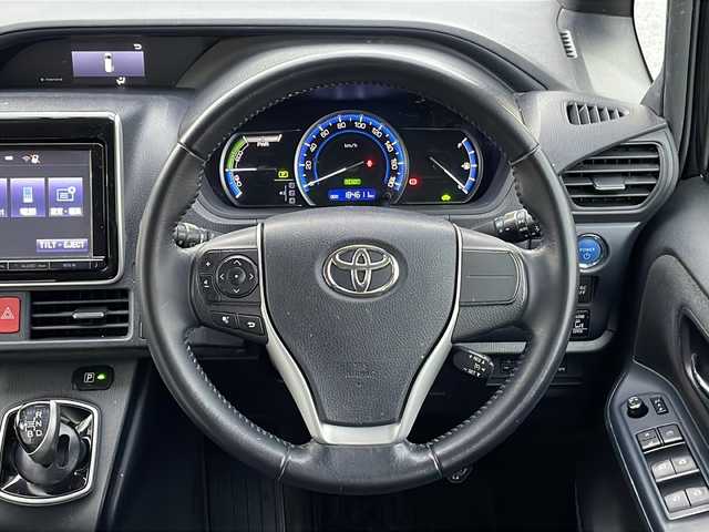 トヨタ ノア ハイブリッド G 沖縄県 2015(平27)年 18.5万km ボルドーマイカメタリック 純正ナビ・TV・Bluetooth・CD/DVD/バックカメラ/フリップダウンモニター/両側パワースライドドア/ETC/オートライト/LEDヘッドライト/シートヒーター/セーフティセンスC