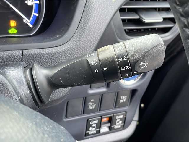 トヨタ ノア ハイブリッド G 沖縄県 2015(平27)年 18.5万km ボルドーマイカメタリック 純正ナビ・TV・Bluetooth・CD/DVD/バックカメラ/フリップダウンモニター/両側パワースライドドア/ETC/オートライト/LEDヘッドライト/シートヒーター/セーフティセンスC