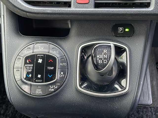 トヨタ ノア ハイブリッド G 沖縄県 2015(平27)年 18.5万km ボルドーマイカメタリック 純正ナビ・TV・Bluetooth・CD/DVD/バックカメラ/フリップダウンモニター/両側パワースライドドア/ETC/オートライト/LEDヘッドライト/シートヒーター/セーフティセンスC