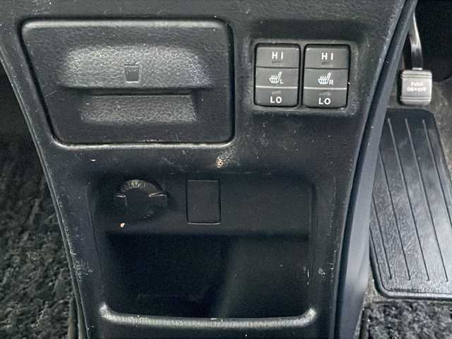 トヨタ ノア ハイブリッド G 沖縄県 2015(平27)年 18.5万km ボルドーマイカメタリック 純正ナビ・TV・Bluetooth・CD/DVD/バックカメラ/フリップダウンモニター/両側パワースライドドア/ETC/オートライト/LEDヘッドライト/シートヒーター/セーフティセンスC