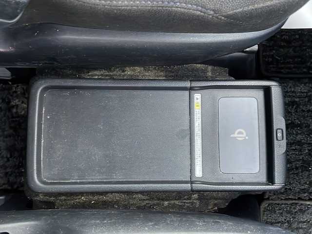 トヨタ ノア ハイブリッド G 沖縄県 2015(平27)年 18.5万km ボルドーマイカメタリック 純正ナビ・TV・Bluetooth・CD/DVD/バックカメラ/フリップダウンモニター/両側パワースライドドア/ETC/オートライト/LEDヘッドライト/シートヒーター/セーフティセンスC