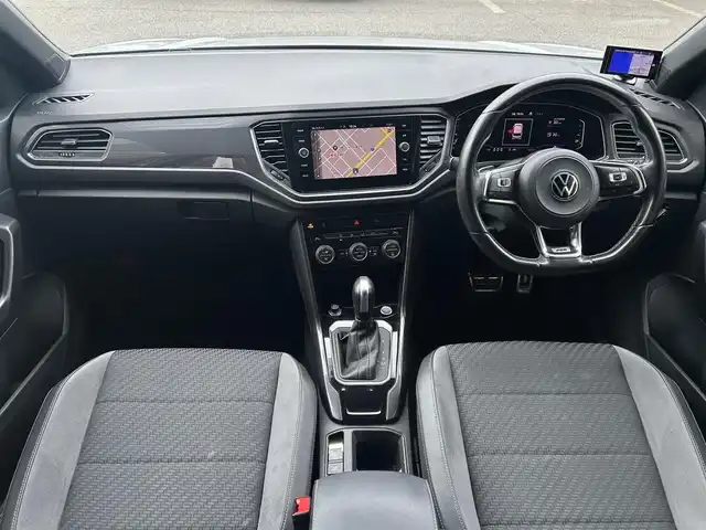 フォルクスワーゲン Ｔ－ロック TDI Rライン 大阪府 2020(令2)年 6.6万km 白Ⅱ 【オーディオ・ナビゲーション】/純正インフォテイメントシステム”Discover Pro”/・SSDナビゲーションシステム/・バックカメラ/・Bluetooth/・スマートフォン連携（AppleCarPlay/AndroidAuto）/・AM/FM/ETC2.0/【安全装備】/アダプティブクルーズコントロール/レーンキープアシストシステム/スタティックコーナリングライト/ハイビームアシスト/デイタイムランニングライト/ブラインドスポットディテクション/ドライバー披露検知システム/オプティカルパーキングシステム/リヤトラフィックアラート/プリクラッシュセーフティブレーキシステム/プロアクティブオキュパントプロテクション/ESC/ブレーキアシスト/【主要装備・備品】/前後ドライブレコーダー（TZ-D205W)/レーダー(TZ-R203L)/Type-C USB（前2つ/後２つ）/純正フロアマット/LEDヘッドライト/アイドリングストップ/保証書/取扱説明書/記録簿（R3/R4/R5/R7)/スペアキー1本