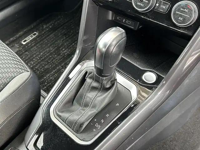 フォルクスワーゲン Ｔ－ロック TDI Rライン 大阪府 2020(令2)年 6.6万km 白Ⅱ 【オーディオ・ナビゲーション】/純正インフォテイメントシステム”Discover Pro”/・SSDナビゲーションシステム/・バックカメラ/・Bluetooth/・スマートフォン連携（AppleCarPlay/AndroidAuto）/・AM/FM/ETC2.0/【安全装備】/アダプティブクルーズコントロール/レーンキープアシストシステム/スタティックコーナリングライト/ハイビームアシスト/デイタイムランニングライト/ブラインドスポットディテクション/ドライバー披露検知システム/オプティカルパーキングシステム/リヤトラフィックアラート/プリクラッシュセーフティブレーキシステム/プロアクティブオキュパントプロテクション/ESC/ブレーキアシスト/【主要装備・備品】/前後ドライブレコーダー（TZ-D205W)/レーダー(TZ-R203L)/Type-C USB（前2つ/後２つ）/純正フロアマット/LEDヘッドライト/アイドリングストップ/保証書/取扱説明書/記録簿（R3/R4/R5/R7)/スペアキー1本