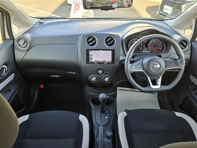 日産 ノート X 鹿児島県 2018(平30)年 5万km ホワイト デジタルインナーミラー　/アラウンドビューモニター　/ＥＴＣ　/社外ＳＤナビ（ＡＶＩＣ－ＲＺ３０１）　/Ｂｌｕｅｔｏｏｔｈオーディオ　/バックカメラ　/フルセグテレビ　/前後コーナーセンサー　/社外前方ドライブレコーダー/横滑り防止装置/レーンキープアシスト/プッシュスタート/スマートキー/Wエアバック